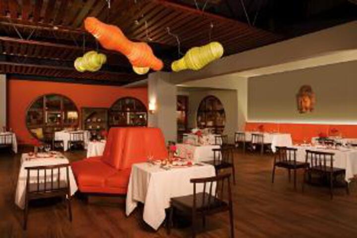 Dining 8 of 22