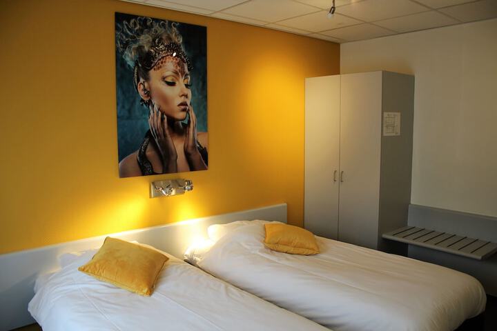 Room 16 of 33
