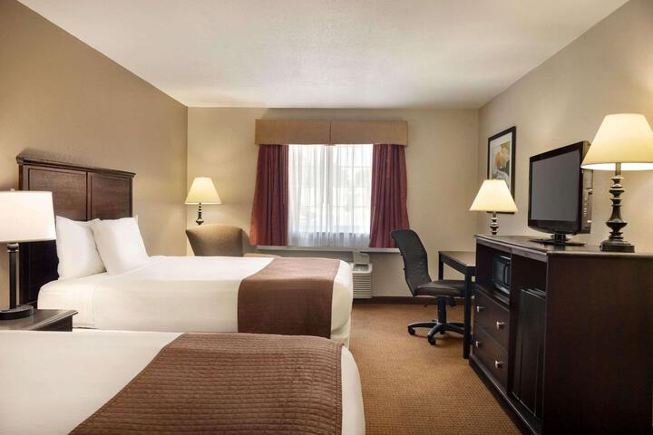 2 Queen Beds (1 of 8)