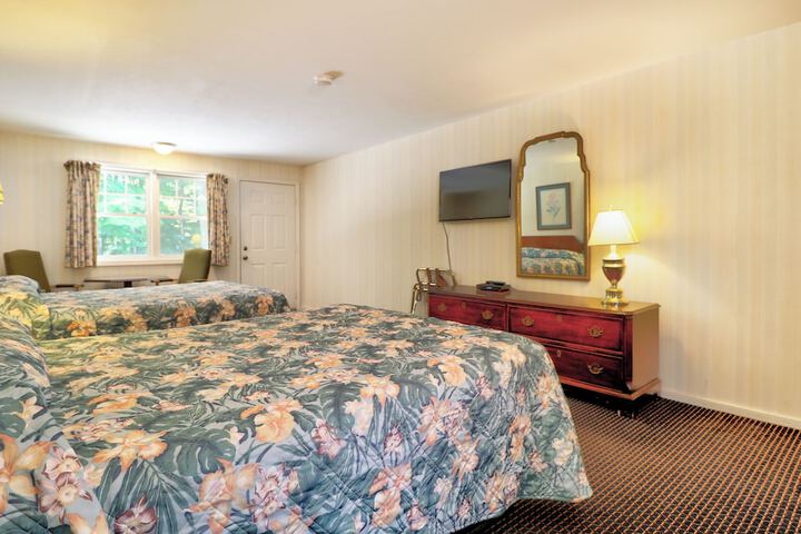 2 Queen Beds (13 of 16)