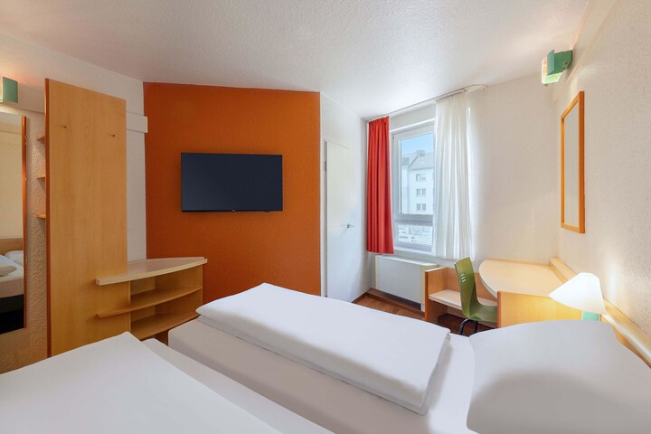 Room 6 of 28