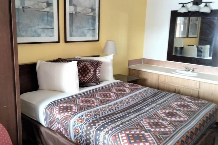 Room 2 of 10