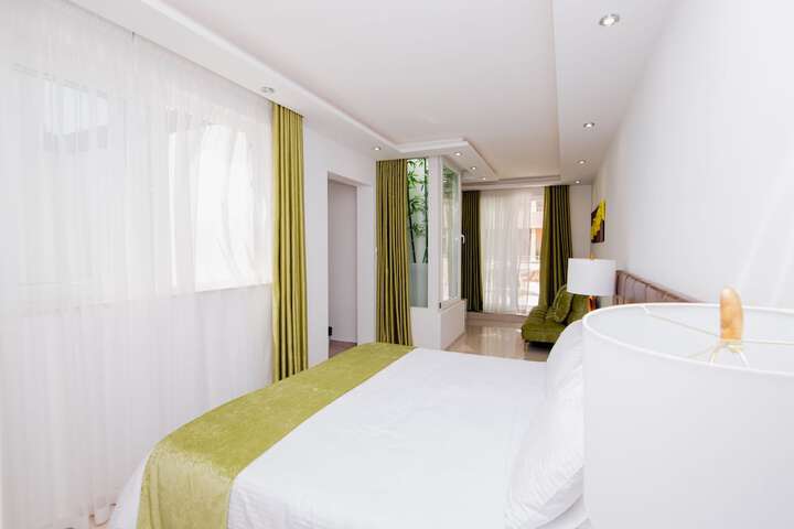 Room 28 of 77