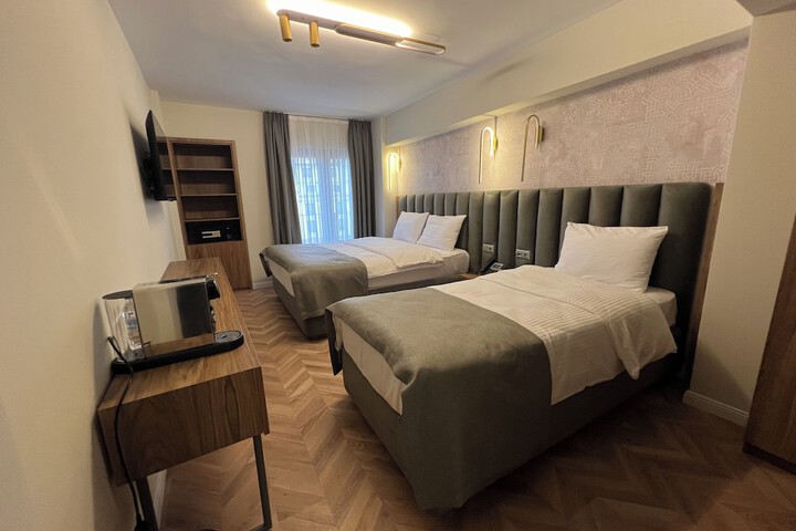 Room 7 of 33