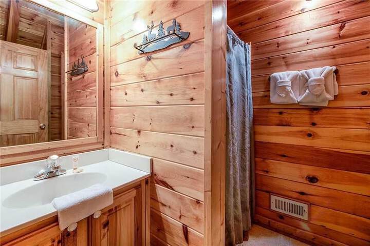 Holly Berry Four Bedroom Cabin in Pigeon Forge, TN
