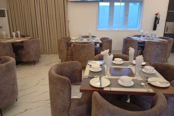 Dining 30 of 49