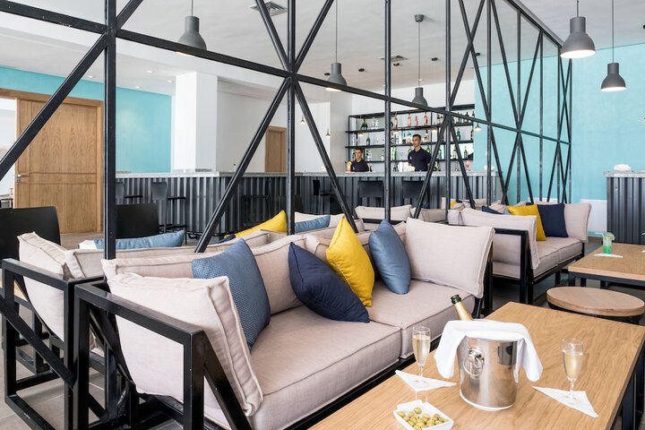 Lounge 124 of 147