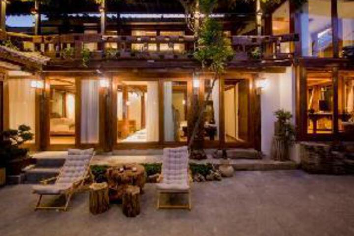 Shiwai Tangka Theme Inn (Shuhe Ancient Town)