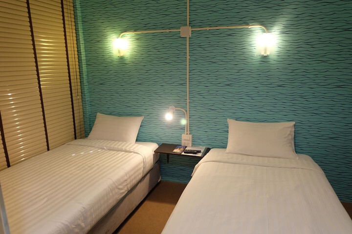 Room 8 of 108