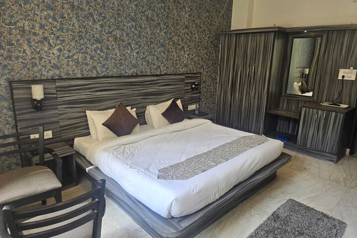 Room 4 of 30