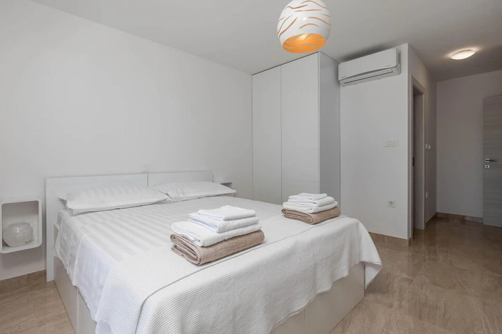 Room 4 of 20