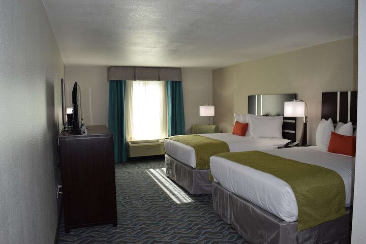 2 Double Beds Microwave and Refrigerator WiFi Full Breakfast (5 of 7)
