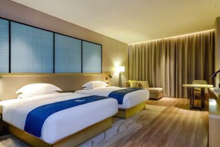 Room 9 of 18