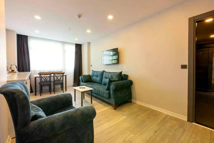 Room 4 of 8
