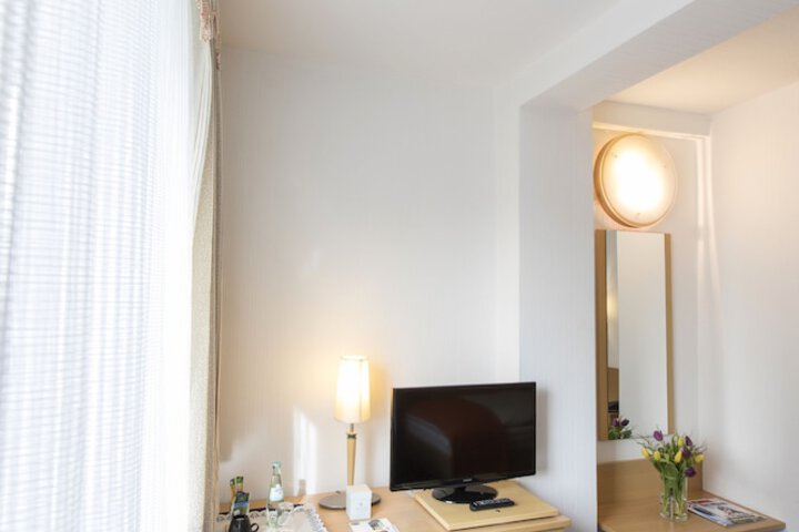 Room 13 of 36