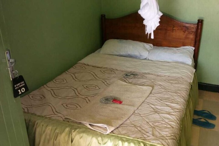 Room 4 of 18