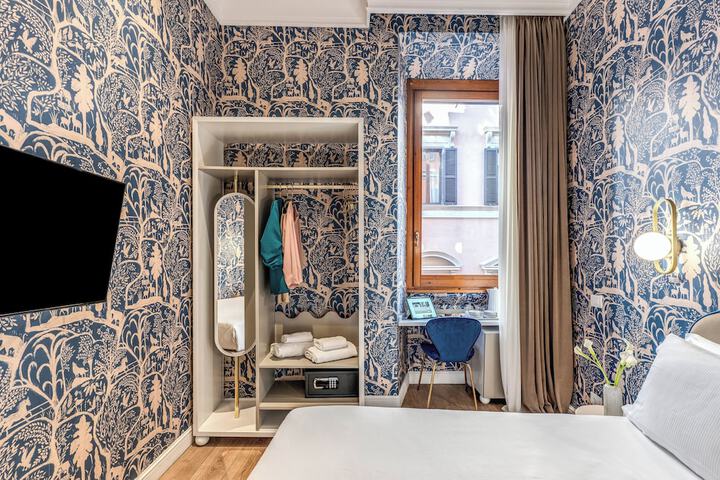 Room 11 of 25
