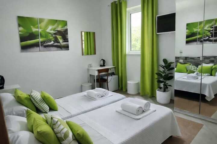 Room 9 of 25
