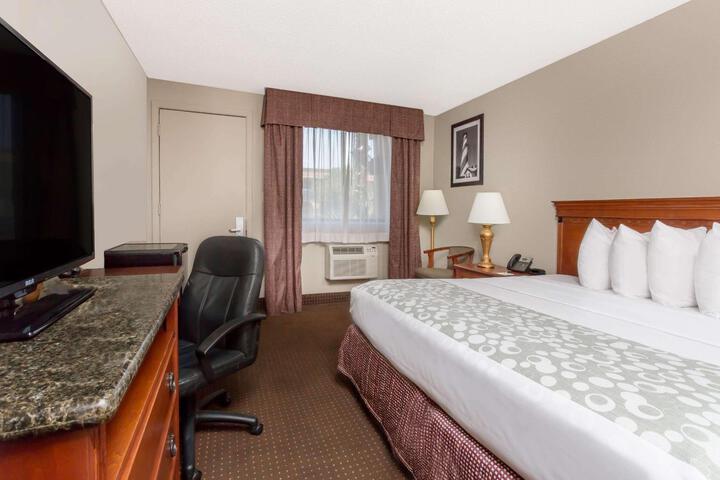 1 King Bed (4 of 10)