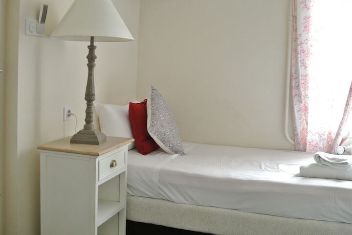Room 13 of 37
