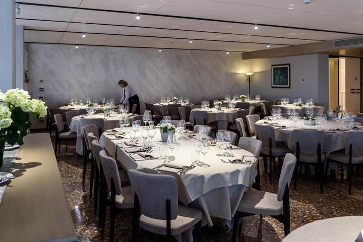Ballroom/Hall 39 of 48