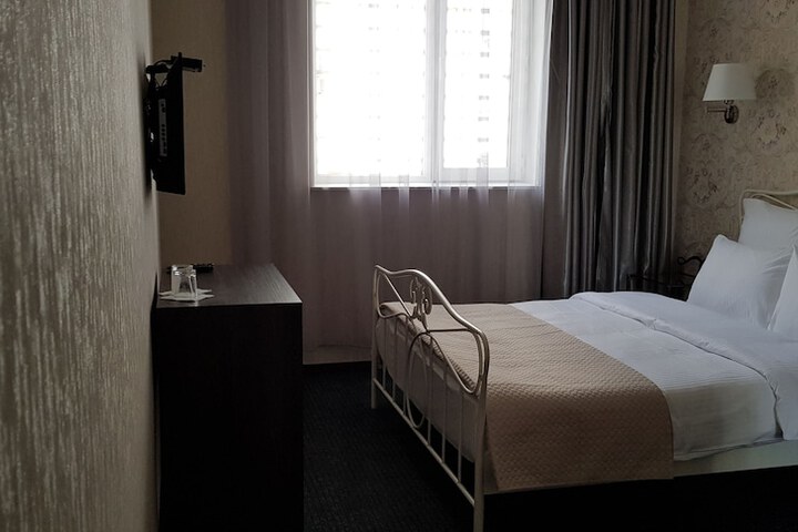 Room 6 of 101