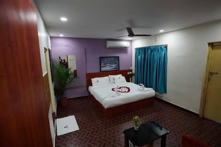 Room 5 of 12