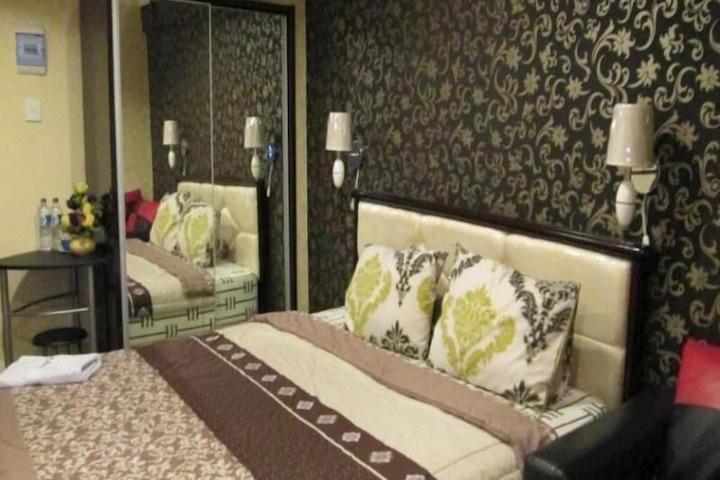Room 4 of 9
