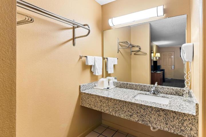 Standard Room, King or Two Doubles (7 of 10)