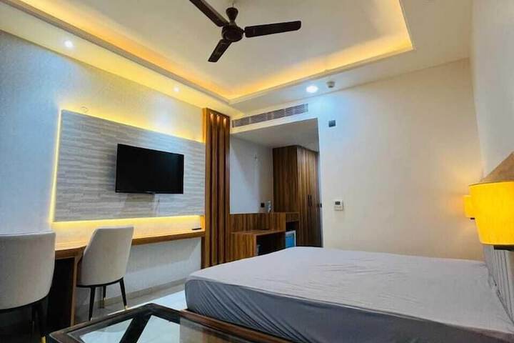 Room 2 of 6