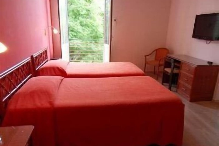 Room 3 of 32