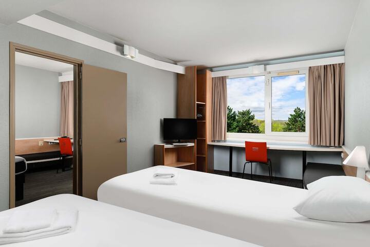 Room 6 of 61
