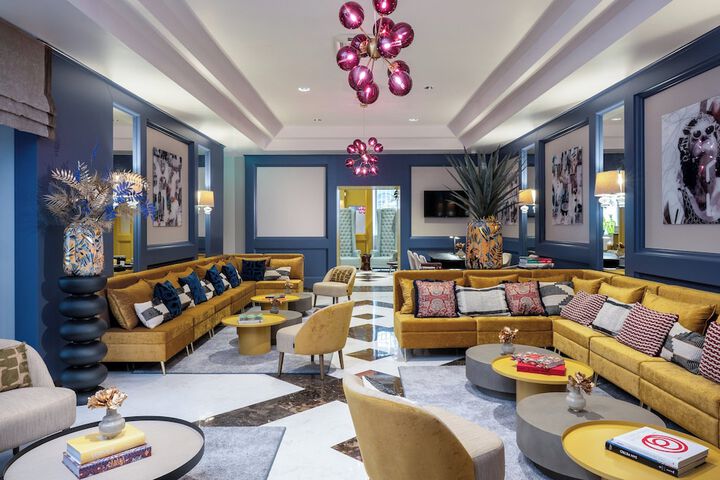 Lounge 60 of 77