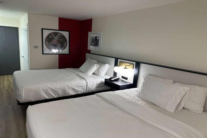2 Queen Beds (11 of 12)