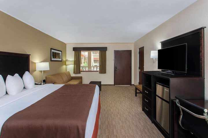 1 King Deluxe Room (1 of 15)