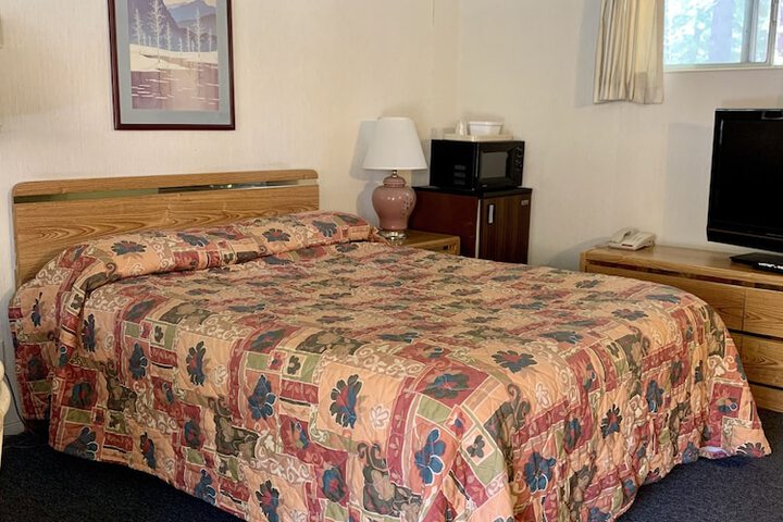 1 Queen Bed (5 of 8)