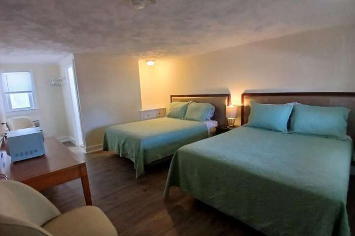 Economy Room 1 Queen Bed (7 of 10)