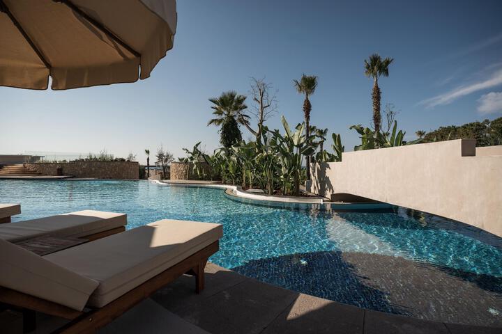 Hotel with Pool