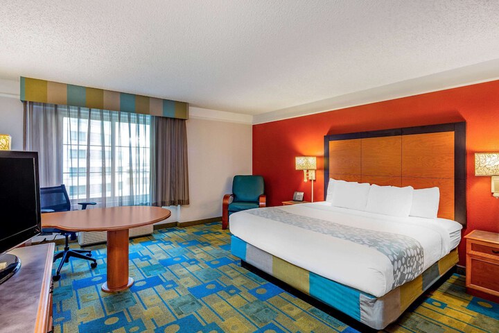 1 King Bed Deluxe Room (4 of 18)