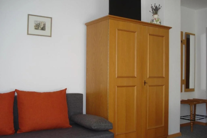 Room 4 of 8