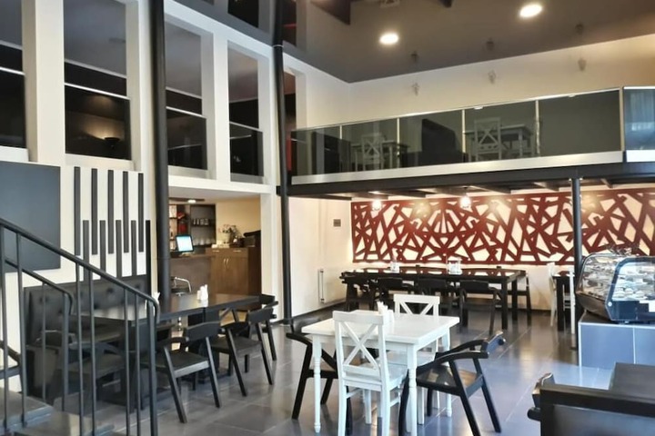 Dining 11 of 19