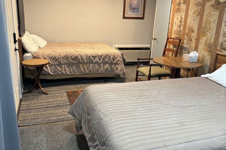 Room 6 of 12