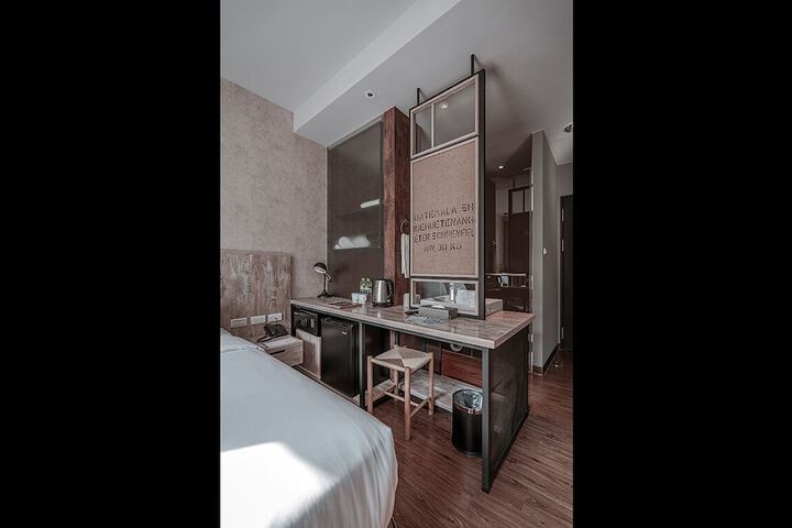 Room 28 of 62