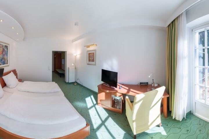 Room 9 of 33
