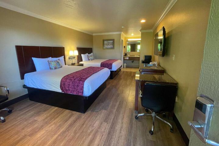 2 Queen Beds (5 of 6)