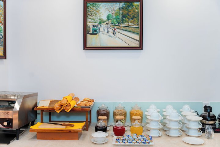 Dining 100 of 125