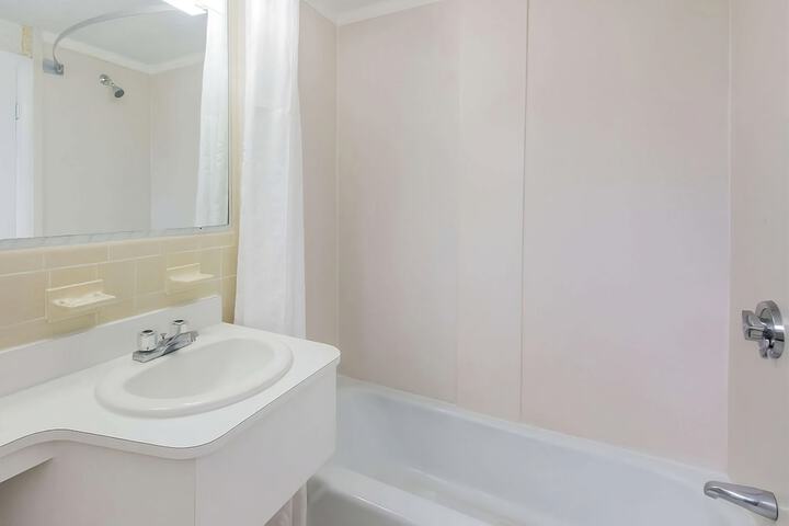 Standard Double Room (5 of 6)