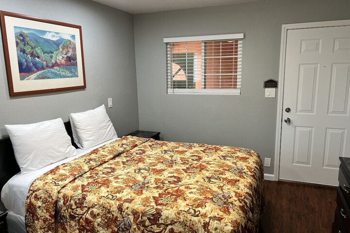 1 Queen Bed (5 of 16)