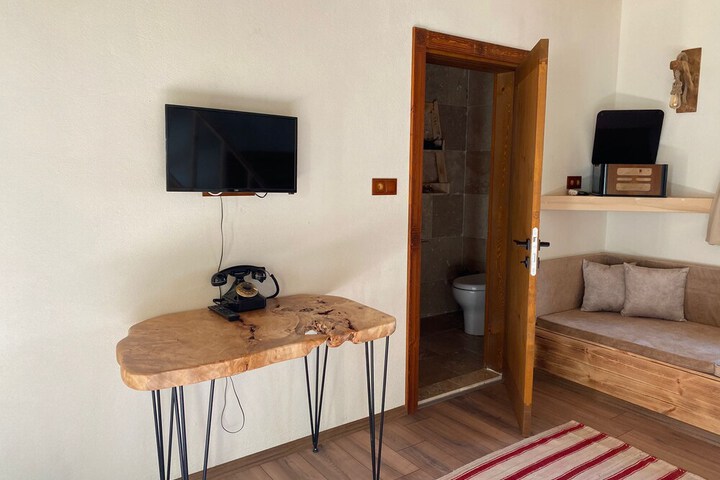 Room 9 of 16