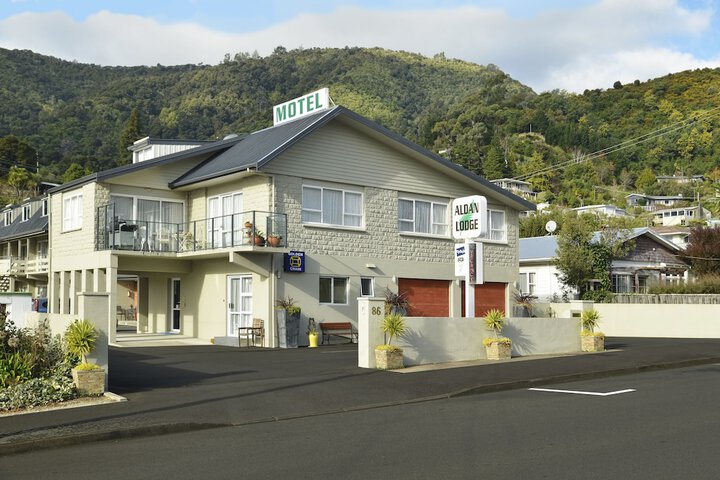 Hotel Exterior 53 of 54
